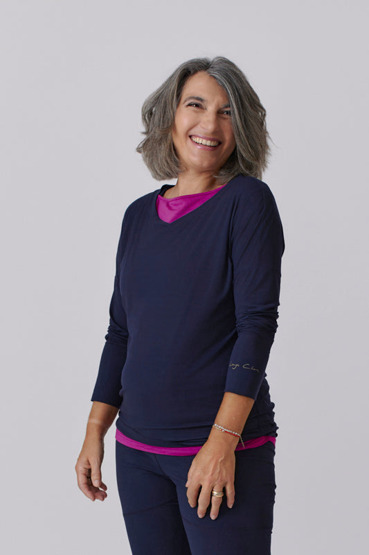 Nachhaltiges Langarmshirt in Navy Blau mit Herz Ausschnitt für Frauen von Lounge Cherie