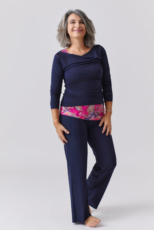 Nachhaltiges Langarmshirt in Navy Blau mit Herz Ausschnitt für Frauen von Lounge Cherie