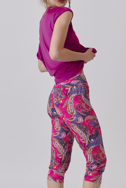 Nachhaltige 3/4 Hose aus Modalfaser in lila/pinkem Paisleymuster für Frauen von Lounge Cherie