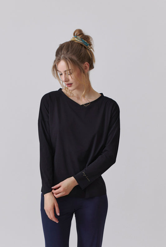 Nachhaltiges Langarmshirt in Schwarz mit Herz Ausschnitt für Frauen von Lounge Cherie