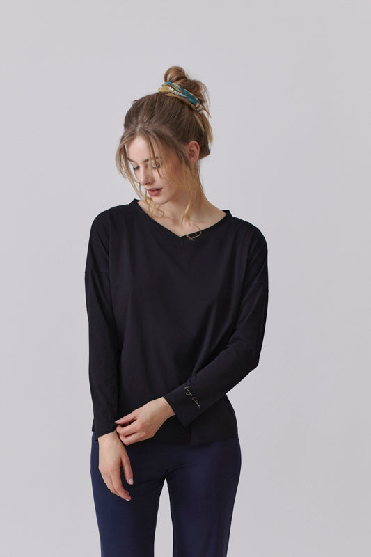 Nachhaltiges Langarmshirt in Schwarz mit Herz Ausschnitt für Frauen von Lounge Cherie