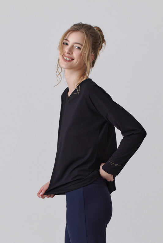 Nachhaltiges Langarmshirt in Schwarz mit Herz Ausschnitt für Frauen von Lounge Cherie