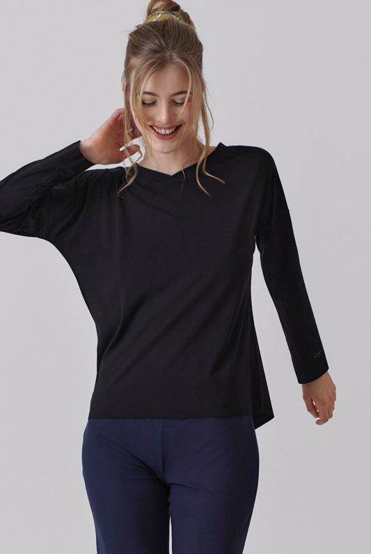 Nachhaltiges Langarmshirt in Schwarz mit Herz Ausschnitt für Frauen von Lounge Cherie