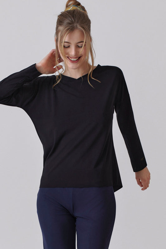 Nachhaltiges Langarmshirt in Schwarz mit Herz Ausschnitt für Frauen von Lounge Cherie