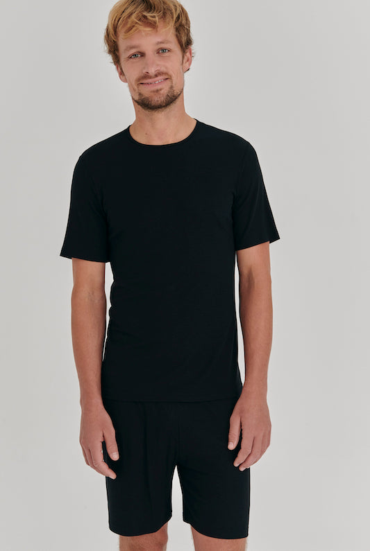 Nachhaltiger Pyjama aus T-Shirt und Short in schwarz für Männer von Lounge Cherie