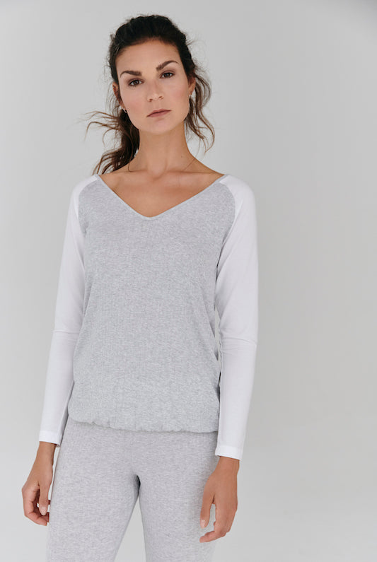 Nachhaltiges Langarmshirt mit V-Ausschnitt aus Modalfaser in grau/weiß für Frauen von Lounge Cherie