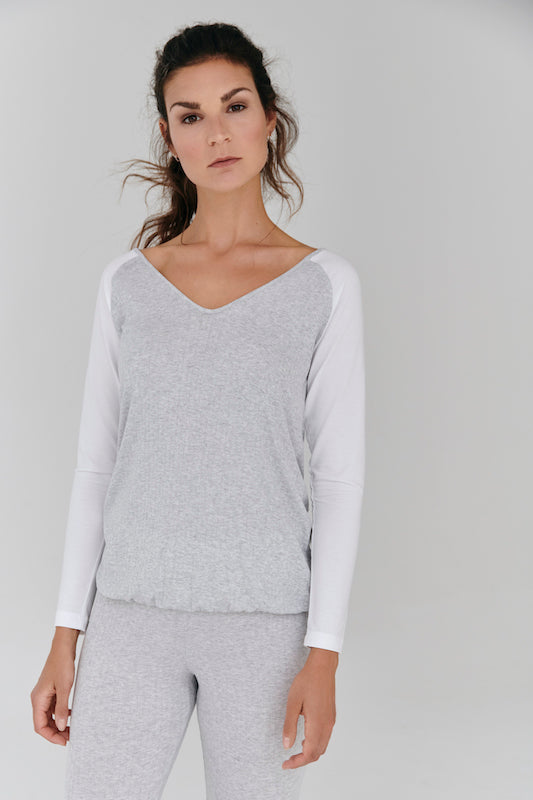 Nachhaltiges Langarmshirt mit V-Ausschnitt aus Modalfaser in grau/weiß für Frauen von Lounge Cherie