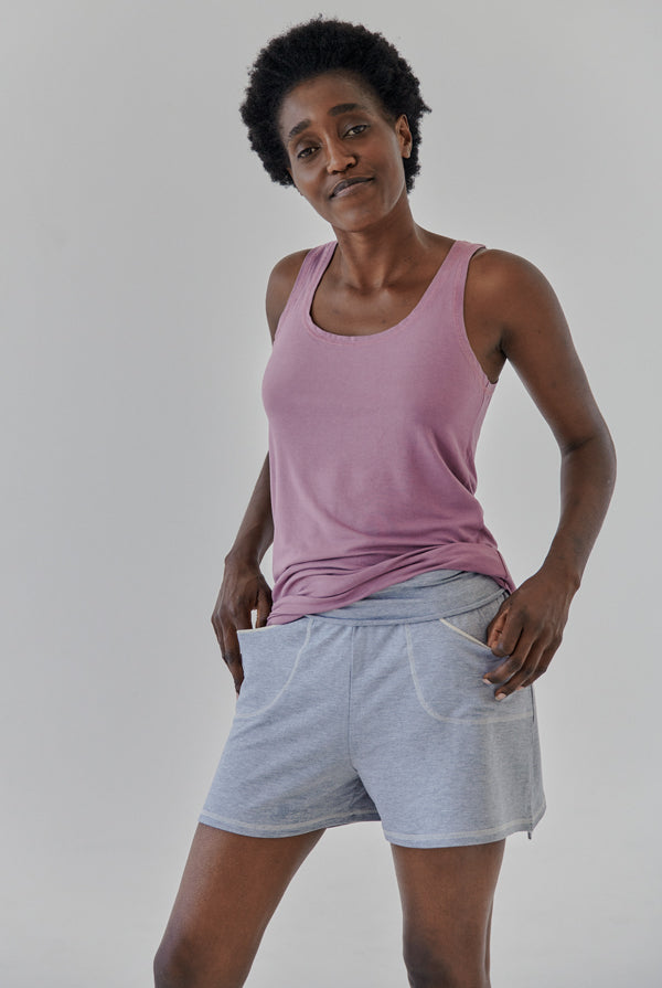 Nachhaltige kurze Shorts mit Eingriffstaschen in grau für Frauen von Lounge Cherie