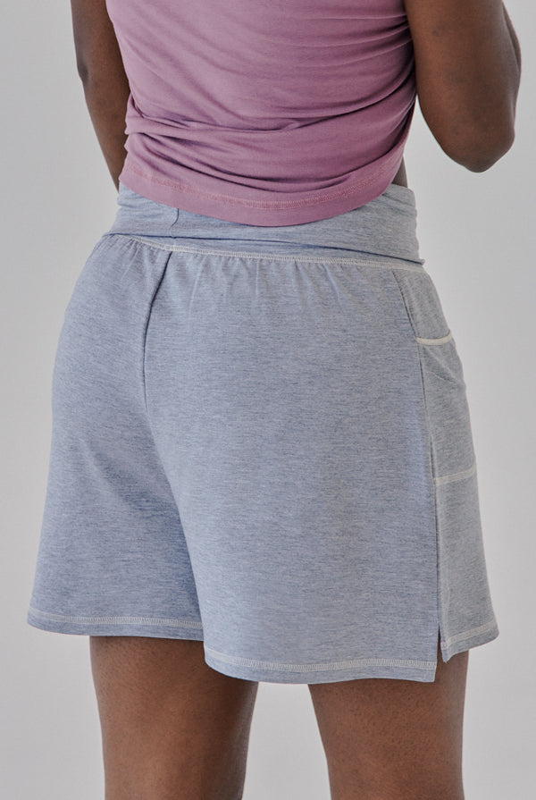 Nachhaltige kurze Shorts mit Eingriffstaschen in grau für Frauen von Lounge Cherie