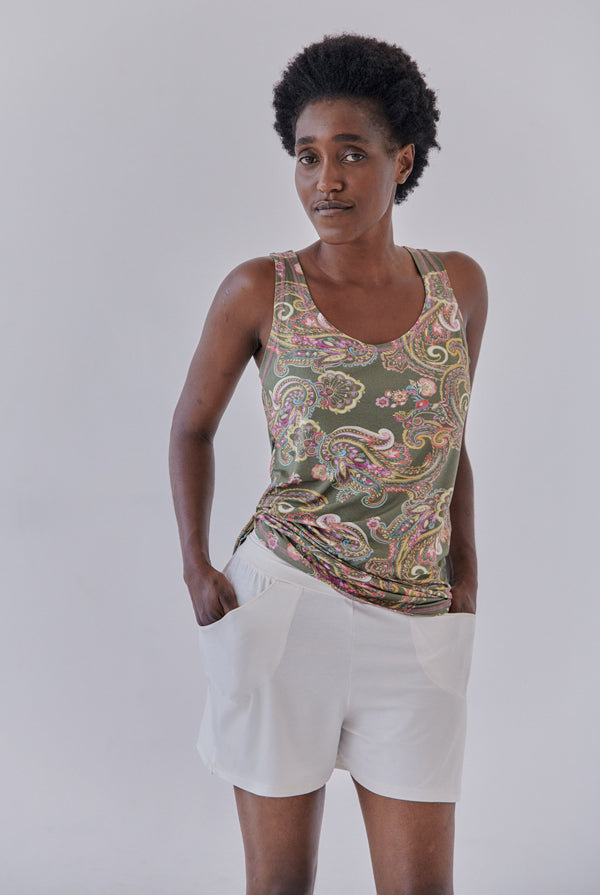 Nachhaltige kurze Shorts mit Eingriffstaschen in creme-weiß für Frauen von Lounge Cherie