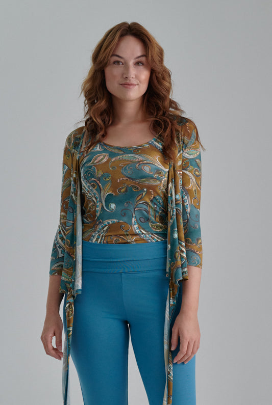 Nachhaltiges Wickelshirt in blau/braunem Paisleymuster für Frauen von Lounge Cherie