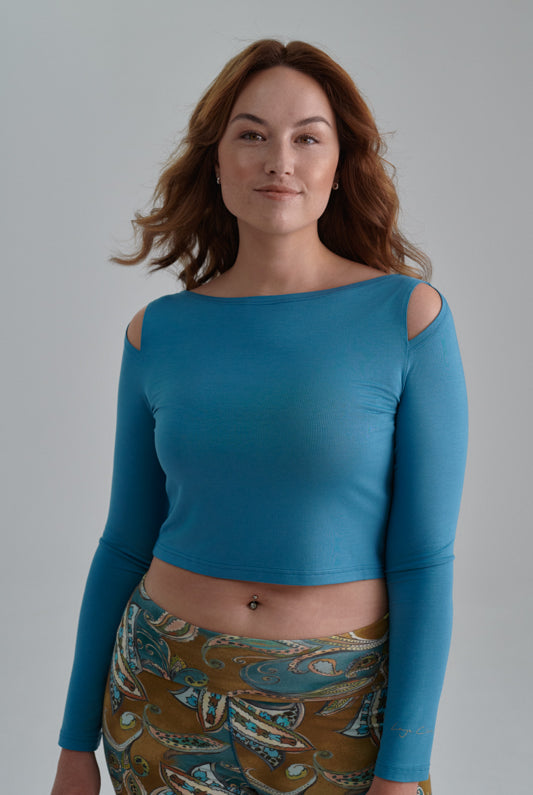 Nachhaltiges Langarm Croptop mit Schultercuts in petrol für Frauen von Lounge Cherie