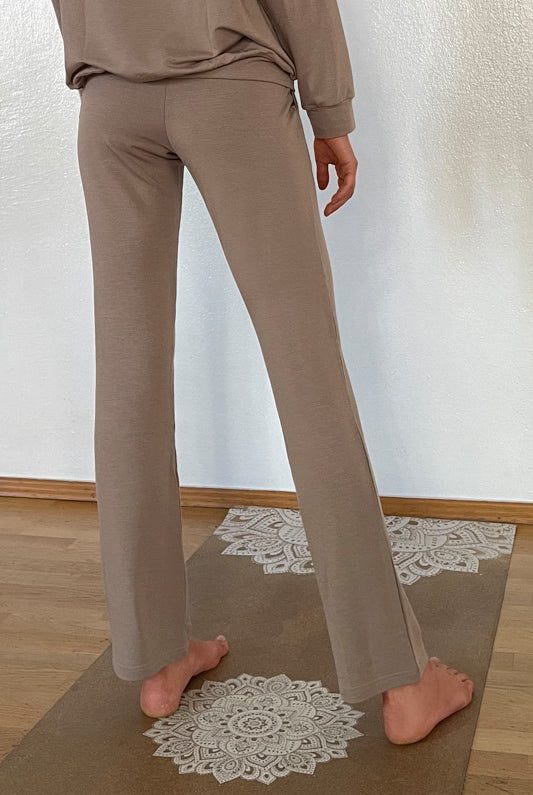 Nachhaltige braune Yogahose für Frauen von Lounge Cherie aus Modalfaser