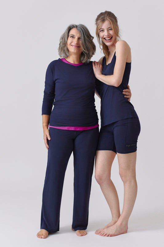 Nachhaltiges Langarmshirt in Navy Blau mit Herz Ausschnitt für Frauen von Lounge Cherie 