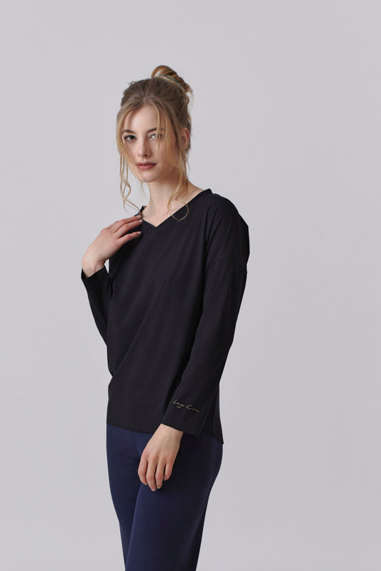 Nachhaltiges Langarmshirt in Schwarz mit Herz Ausschnitt für Frauen von Lounge Cherie