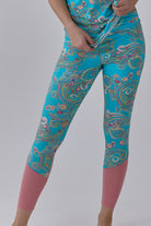 Nachhaltige Leggings aus Modalfaser in hellblauem Paisleymuster und pinkem Schienbein für Frauen von Lounge Cherie