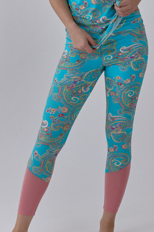 Nachhaltige Leggings aus Modalfaser in hellblauem Paisleymuster und pinkem Schienbein für Frauen von Lounge Cherie