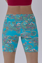 Nachhaltige Yogashorts in hellblauem Paisleymuster von Lounge Cherie