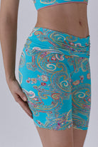 Nachhaltige Yogashorts in hellblauem Paisleymuster von Lounge Cherie