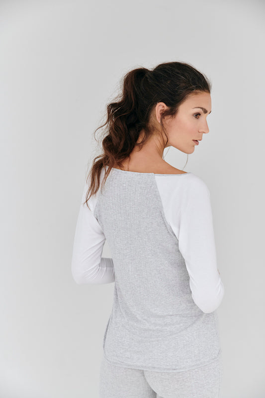 Nachhaltiges Langarmshirt mit V-Ausschnitt aus Modalfaser in grau/weiß für Frauen von Lounge Cherie