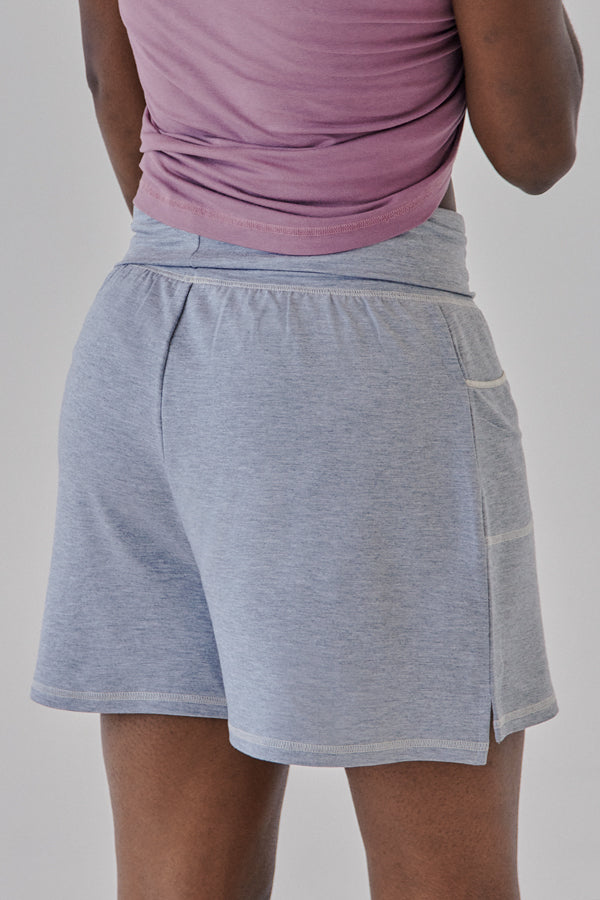 Nachhaltige kurze Shorts mit Eingriffstaschen in grau für Frauen von Lounge Cherie