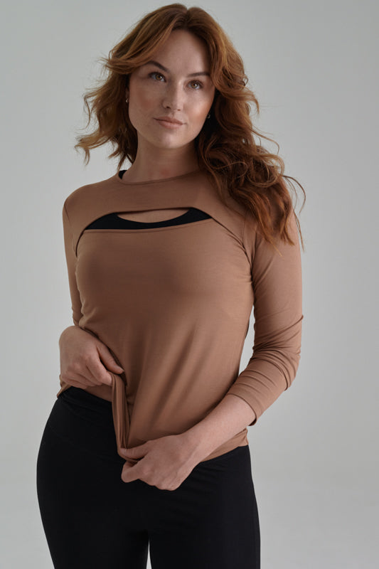 Nachhaltiges Langarmshirt mit Brust Cut-out in braun für Frauen von Lounge Cherie